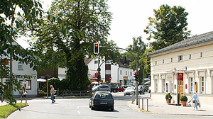 Haus Jäckel (re) und Dorfkrug (li) im Kladower Ortskern
