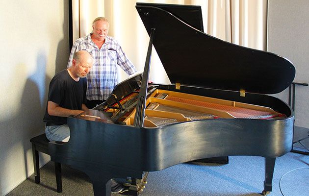 Reinhard und Robert am Fluegel im Studio 1058